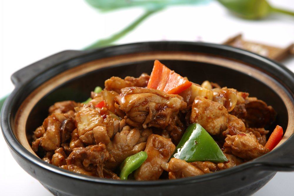 砂锅生焗三杯鸡