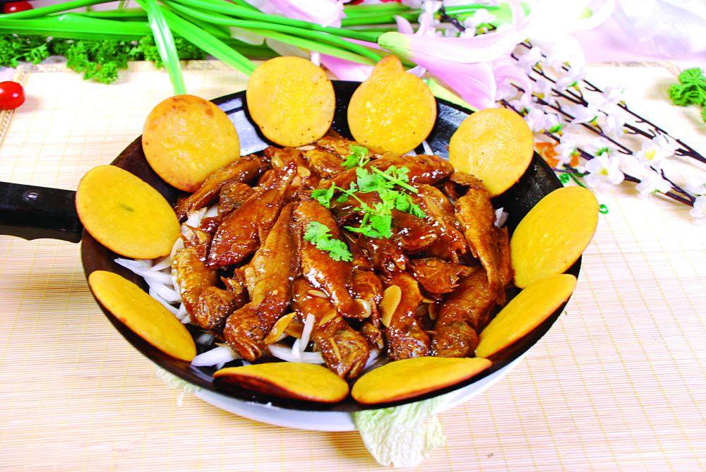 平锅小黄鱼贴饼子